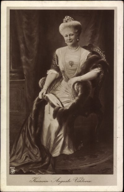 Keizerin Auguste Viktoria met kroon en bont door Unknown photographer