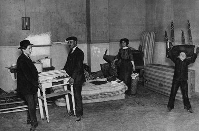 Dagelijks leven, scène van verhuizen in een gebouw in Parijs. Fotografie, eind 19e eeuw, Parijs. Coll. Selva. door Unknown photographer