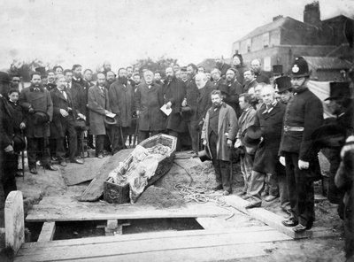 Opgraving van het lichaam van Ugo Foscolo op de begraafplaats van Chiswick in 1871 door Unknown photographer