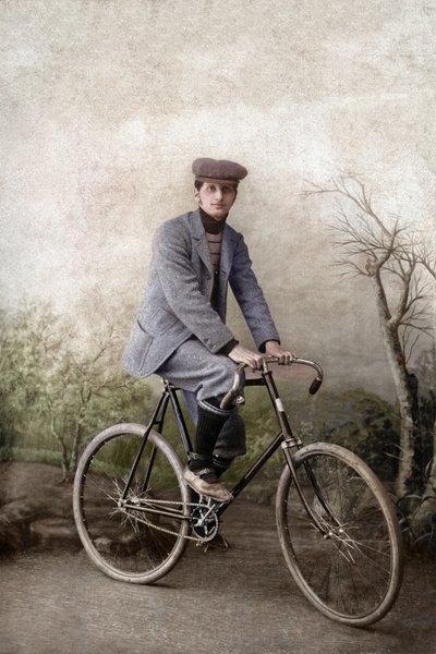 Fernand Ochse op een fiets, Frankrijk, ca 1920 (foto) door Unknown photographer
