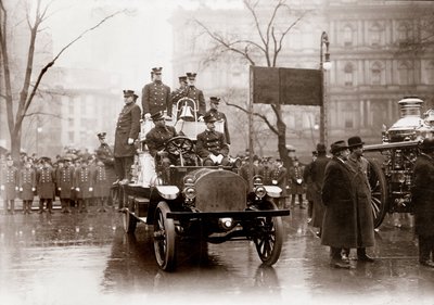 Brandweer uitgerust met nieuwe brandpompen en voertuig, New York 1913. Fotografie. door Unknown photographer