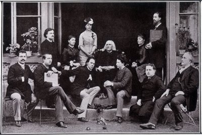 Franz Liszt (1811-1886), in Weimar, in de kring van zijn favoriete leerlingen door Unknown photographer