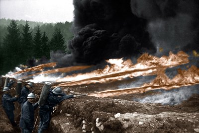 Franse soldaten die vlammenwerpers gebruiken vanuit de loopgraven, Chemin des Dames door Unknown photographer