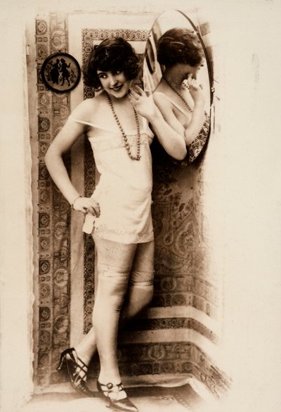 Volledig portret van een vrouw in intieme kleding door Unknown photographer