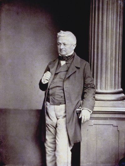 Volledig portret van de Franse politicus Adolphe Thiers in elegante negentiende-eeuwse kleding door Unknown photographer