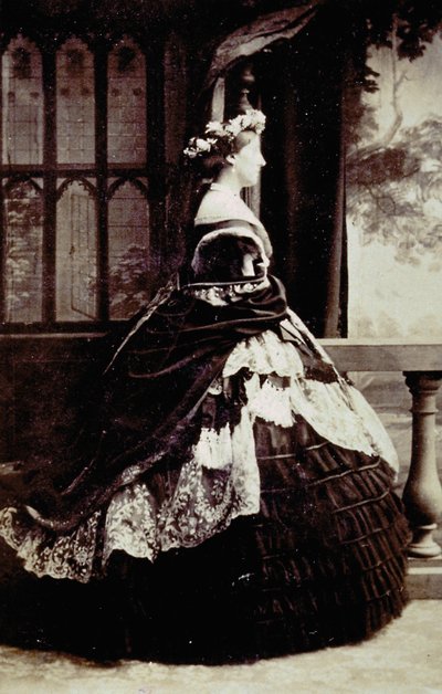 Portret van de hertogin van Manchester in avondjurk door Unknown photographer