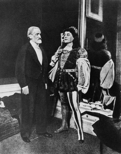 Giuseppe Verdi en Victor Maurel (in Iago) in februari 1887 in de Scala in Milaan na de première van Otello door Unknown photographer