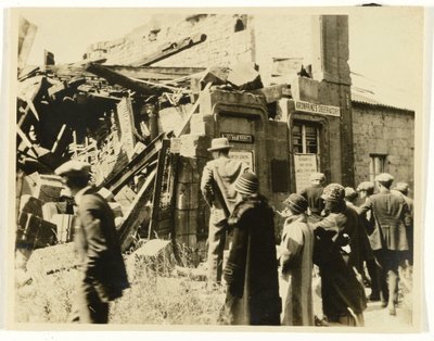 Groep Amerikaanse toeristen bij de ruïnes van het Kronprinz Observatorium in of nabij Montfaucon, Frankrijk door Unknown photographer