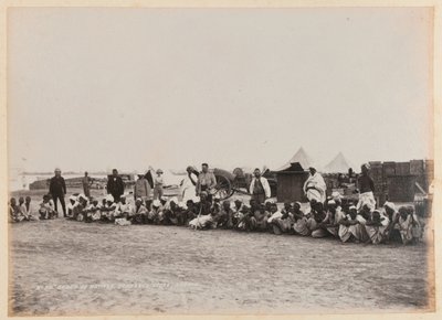 Groep inboorlingen, Ordnance Store, Suakin, circa 1884 door Unknown