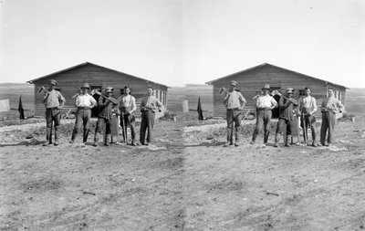 Groepsportret van joodse kolonisten op een kibboets in Palestina. c.1923 door Unknown photographer