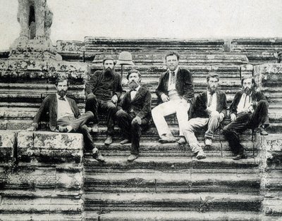 Groepsportret van leden van de Mekong Verkenningsexpeditie 1866-1868 (Garnier, Doudart de Lagrée) op de trappen van Angkor Vat door Unknown photographer