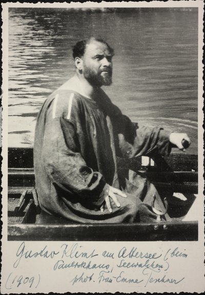 Gustav Klimt in de roeiboot door Unknown photographer