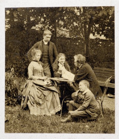 Gustave Eiffel met familie. Fotografie 1882 door Unknown photographer