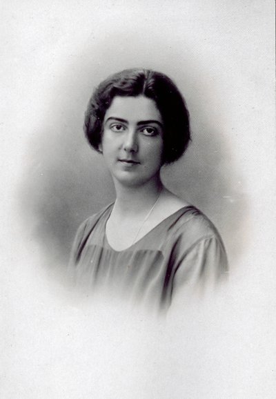 Halflang portret van prinses Jolanda van Savoye, glimlachend op haar trouwdag door Unknown photographer