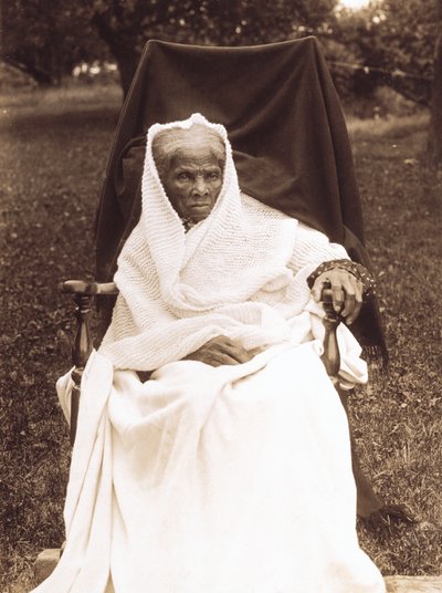 Harriet Tubman, volledige portret, zittend in stoel, naar voren gericht, waarschijnlijk in haar huis in Auburn, New York door Unknown photographer