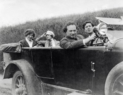 Helene Berg, Alma Mahler, Franz Werfel en Alban Berg gefotografeerd in auto door Unknown photographer