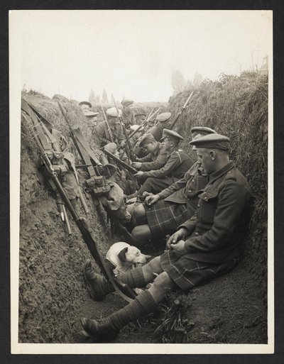 Highland Territorials in een loopgraaf [La Gorgue, Frankrijk]. 5 augustus 1915. door Unknown photographer