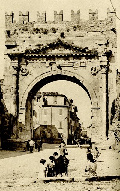 Historische geografie. 1900. Italië. De triomfboog van Rimini. door Unknown photographer