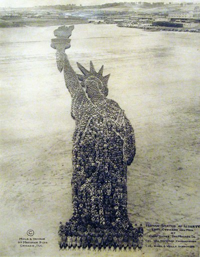Menselijk Vrijheidsbeeld gevormd door Amerikaanse soldaten door Unknown photographer