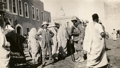 Italiaans-Turkse Oorlog, Tripolitania, mensen en soldaten voor de rechtbank door Unknown photographer