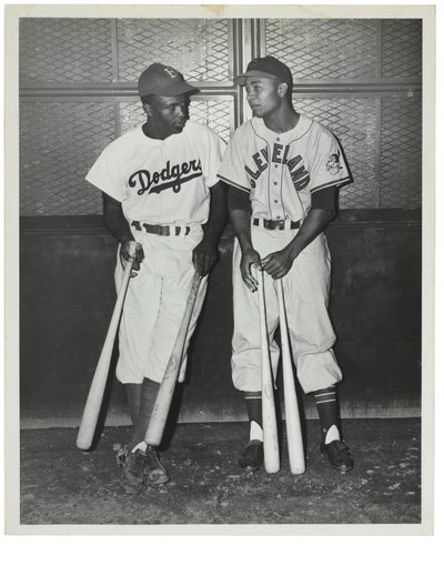 Jackie Robinson en Larry Doby, ca. 1947 door Unknown photographer