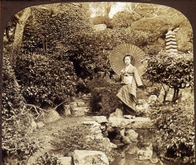 Japanse kimono paraplu in een tuin - fotografie, eind 19e eeuw door Unknown photographer