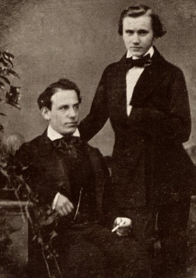 Johannes Brahms (1833-1897) Duitse componist, staand, met de Hongaarse violist Eduard Remenyi (1828-1898), met wie hij op tournee ging (halftoon van een foto) door Unknown photographer