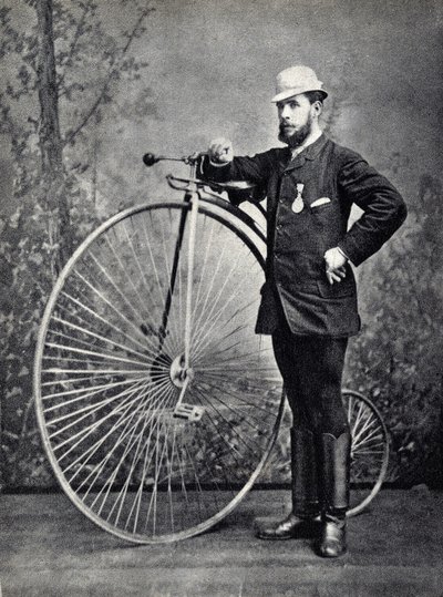 Man poseert met de grote bi, de voorloper van de velocipede. Fotografie, eind 19e eeuw, Parijs. Coll. Selva. door Unknown photographer