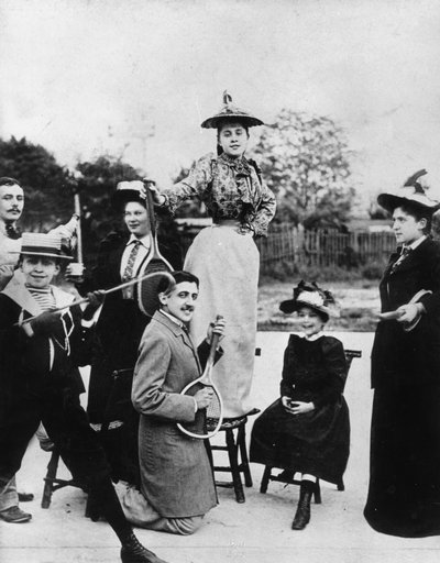 Marcel Proust (1871-1922) knielend met een tennisracket voor Jeanne Ponquet die op een stoel staat in Neuilly (Frankrijk) 1892 door Unknown photographer