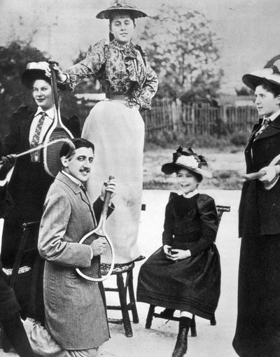 Marcel Proust, temidden van een groep jonge vrouwen, gitaar spelend op een tennisracket op de Bineau Boulevard in Parijs door Unknown photographer