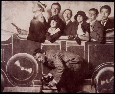 Max Morise, Simone Breton, Paul Eluard, Joseph Delteil, Gala Desnos, Andre Breton en Max Ernst (op de fiets), op de Foire de Montmartre door Unknown photographer
