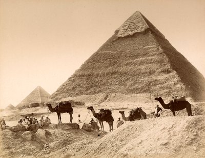 Mannen en kamelen voor de piramide van Chefren door Unknown photographer