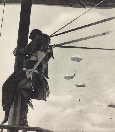 Moment voor de sprong, RAF-luchtvaarder klaar om uit het vliegtuig te springen met parachute, foto uit Illustrated London News, 29 juni door Unknown photographer