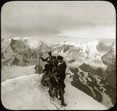 Bergbeklimmen aan het einde van de 19e of het begin van de 20e eeuw: groep bergbeklimmers op de top van de Wetterhorn, top van het Wetterhorner massief, Berner Alpen, Kanton Bern, Zwitserland - klimmen, touwgroep - foto door Unknown photographer
