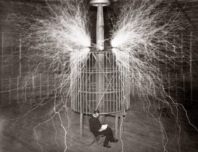 Nikola Tesla zittend in zijn laboratorium in Colorado Springs met zijn 
