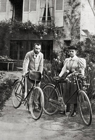 Pierre en Marie Curie in hun tuin door Unknown photographer