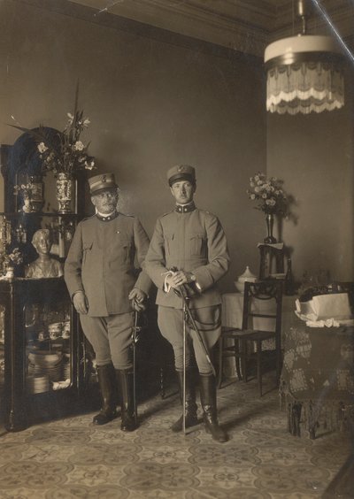 Portret van Bruno de Pererelli in uniform gefotografeerd in gezelschap van een soldaat door Unknown photographer