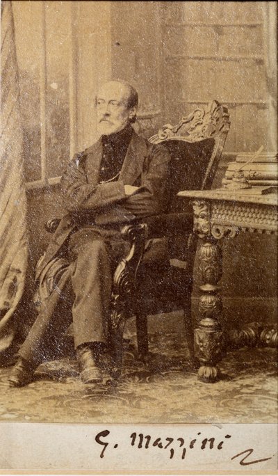 Portret van Giuseppe Mazzini, met handtekening (zw/w foto) door Unknown photographer
