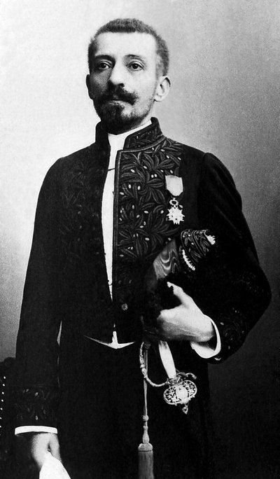 Portret van Pierre Loti (1850-1923), romanschrijver en officier van de Franse marine, in een academisch kostuum. door Unknown photographer