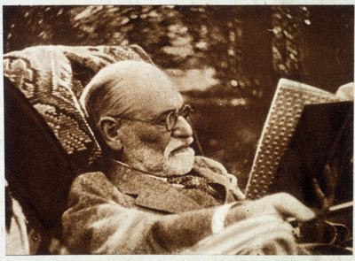 Portret van Sigmund Freud lezend - in "Vu" van 20/07/1932 door Unknown photographer