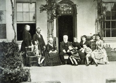 Portret van Victor Hugo in ballingschap in Guernsey in 1866 met Juliette Drouet aan zijn rechterzijde door Unknown photographer