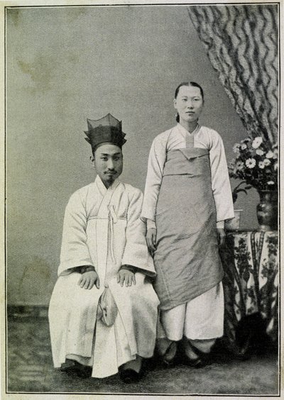 Portret van een Koreaanse ambtenaar en zijn vrouw aan het eind van de 19e eeuw door Unknown photographer