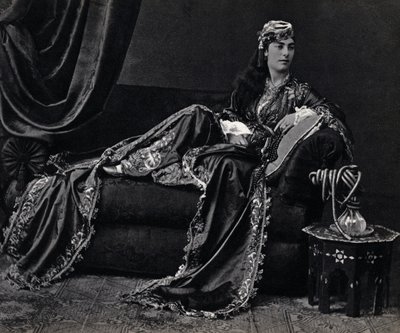 Portret van een Turkse dame. Fotografie, eind 19e eeuw, Parijs. Coll. Selva. door Unknown photographer