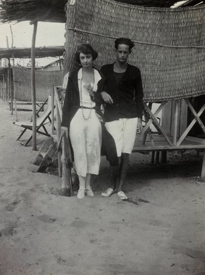 Portret van een stel op het strand, Versilia door Unknown photographer