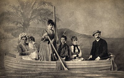 Portret van een familie met een fotograaf, in scène gezet in een boot. Fotografie, eind 19e eeuw, Parijs. Coll. Selva. door Unknown photographer