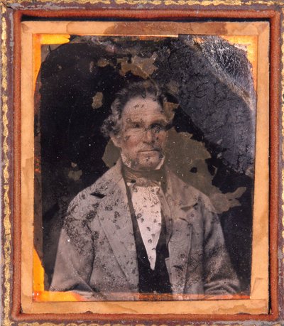 Portret van een man. Daguerreotype (Daguerre) onder lijst circa 1850. door Unknown photographer