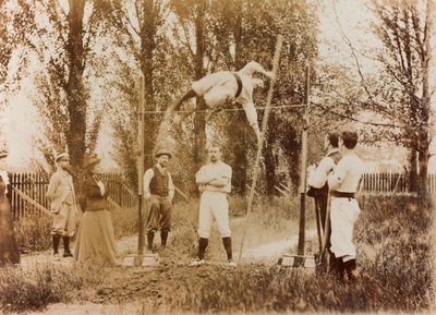 Portret van een man die traint in het polsstokhoogspringen voor enkele toeschouwers door Unknown photographer