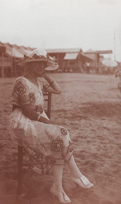 Portret van een vrouw op het strand in Viareggio door Unknown photographer