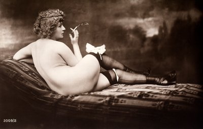 Portret van een jonge vrouw die naakt poseert, met haar rug naar ons toe, terwijl ze een sigaret rookt door Unknown photographer