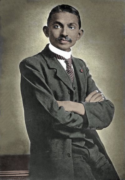 Portret van politiek leider Mohandas Karamchand Gandhi (1869-1948) bekend als de Mahatma, Indiase politieke en spirituele leider door Unknown photographer